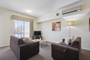Spacious Apt in Northbridge with Pool