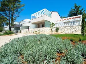 Apartments 4 in Zaton Holiday Resort, with large pool area 