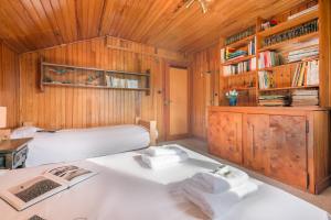 Chalets MontBlanc Alpine Ski & Sauna Retreat - Happy Rentals : photos des chambres