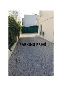 Chez Camille appartement spacieux 75m2 climatisation wifi parking terrasse et cour privative a 50 m de la plage