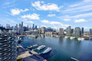 Marina Tower - 21st Floor Apt with Beautiful View