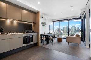 Marina Tower - 21st Floor Apt with Beautiful View