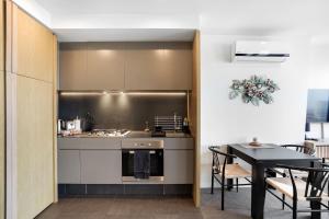 Marina Tower - 21st Floor Apt with Beautiful View