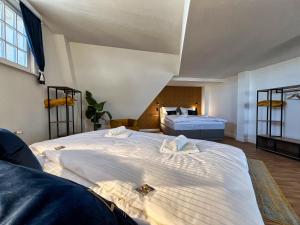 Helle großzügige Dachgeschoss Wohnung I Parkplatz I Schloss Blick #Cosiness Company