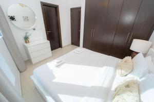 AWS Holiday Homes - Prime Apartment near the Beach