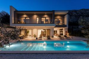 NEW Villa Adventure with 3 en-suite bedrooms, a Media room, private pool, 7km from Omiš
