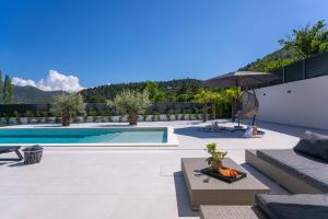 Villa Adventure with 3 en-suite bedrooms, a Media room, private pool, 7km from Omiš