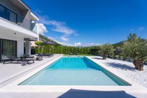 Villa Adventure with 3 en-suite bedrooms, a Media room, private pool, 7km from Omiš