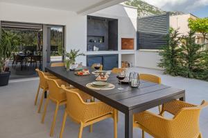 NEW Villa Adventure with 3 en-suite bedrooms, a Media room, private pool, 7km from Omiš 