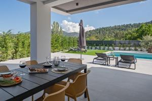 Villa Adventure with 3 en-suite bedrooms, a Media room, private pool, 7km from Omiš