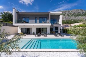 Villa Adventure with 3 en-suite bedrooms, a Media room, private pool, 7km from Omiš