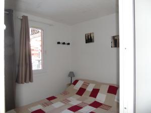 Appartement rénové 2 pièces pour 4 pers, balcon, proche télécabine, commerces, et écoles de ski - FR-1-561-33