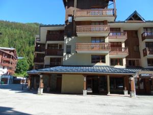 Appartement rénové 2 pièces pour 4 pers, balcon, proche télécabine, commerces, et écoles de ski - FR-1-561-33