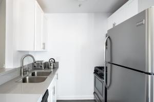 Brentwood Studio w Pool nr UCLA Whole Foods LAX-290