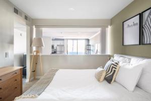 Brentwood Studio w Pool nr UCLA Whole Foods LAX-290