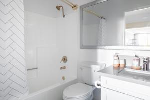 Brentwood Studio w Pool nr UCLA Whole Foods LAX-290