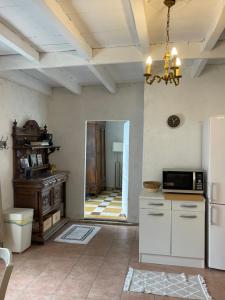 Maisons de vacances Beautiful One Bedroom Cottage Near Jonzac : photos des chambres