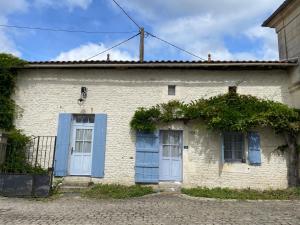 Maisons de vacances Beautiful One Bedroom Cottage Near Jonzac : photos des chambres