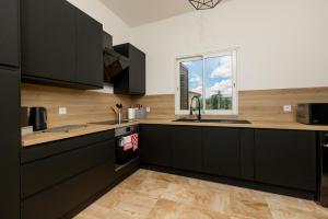 Appartements SmartStay Mas Les Cedres - Proche Isle-sur-la-Sorgue : Appartement 2 Chambres de Luxe avec Vue sur le Jardin