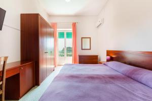 Standard Triple Room with Sea View room in Hotel Riviera