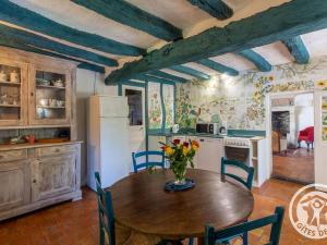 Maisons de vacances Charmante maison avec jardin clos pres de la riviere Louet - FR-1-622-37 : photos des chambres