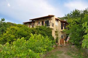 Holiday House Litsa with parking and gardens 50m from Agios Gordios Beach