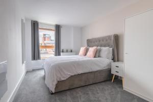 Stunning City Centre Water VIews 2 Bed 2 Bath FREE PARKING