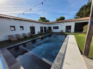 Maison de famille Entre bois et sel avec piscine privée chauffée
