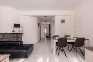 Antwerp Home Sweet Home 1 Double and 2 Single Beds