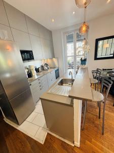 Modern cozy flat in the Marais Parking