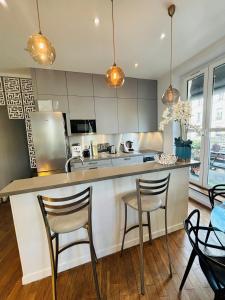 Modern cozy flat in the Marais Parking