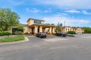 Clarion Inn & Suites Northwest - Carmel