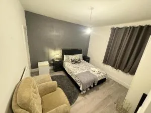 Sheffield - House - Sleeps 5 - Parking - Garden - Manor