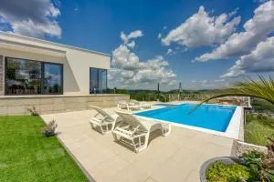 Villa Hill with Private Pool - Vranjska