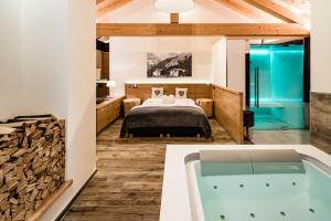 Suite with Spa Bath and Balcony room in Vidor Resort