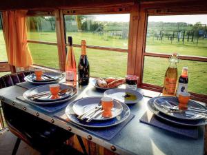 American School Bus Glamping with Hot Tub in Woolacombe!