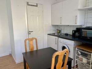 Studio Apartment - Great Location & Parking