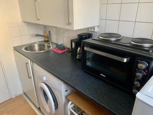 Studio Apartment - Great Location & Parking