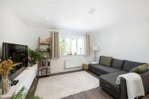 2 Bedroom 2 Bathrooms Parking Electric Charger Juliet Balcony Close to Reigate Station Centre - 2230 - Reigate