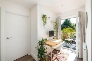 2 Bedroom 2 Bathrooms Parking Electric Charger Juliet Balcony Close to Reigate Station Centre - 2230