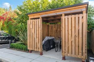 2 Bedroom 2 Bathrooms Parking Electric Charger Juliet Balcony Close to Reigate Station Centre - 2230