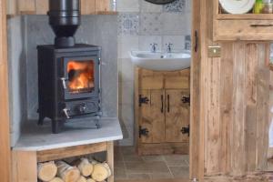 Whittlewood Shepherds Hut in Silverstone, Cosy, Rural, Views
