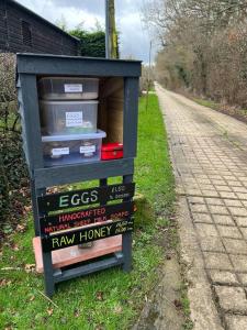 Whittlewood Shepherds Hut in Silverstone, Cosy, Rural, Views