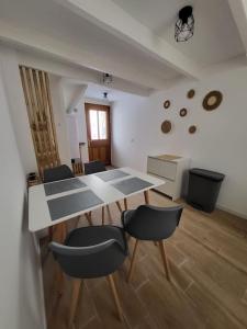 Appartements Paisible maison de village avec terrasse : photos des chambres