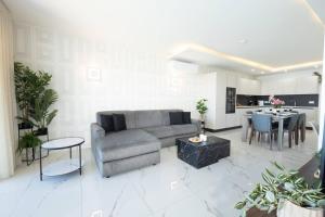 Ivory Suite seafront with views!- Fl 8 by Homely