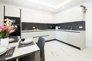 Ivory Suite seafront with views!- Fl 8 by Homely