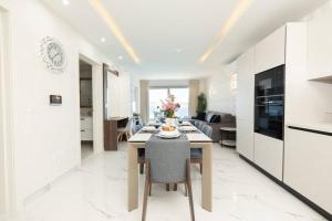 Ivory Suite seafront with views!- Fl 8 by Homely