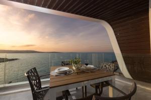 Ivory Suite seafront with views!- Fl 8 by Homely