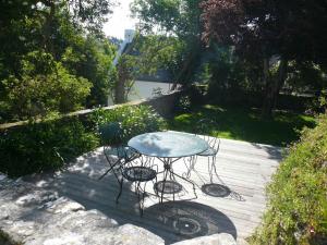 Maisons de vacances Charmante maison proche plage a Locmaria, 4 pers, jardin, cheminee, equipements complets - FR-1-418-97 : photos des chambres