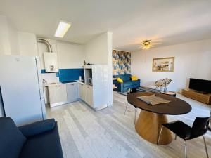 Grand studio avec terrasse vue mer et parking